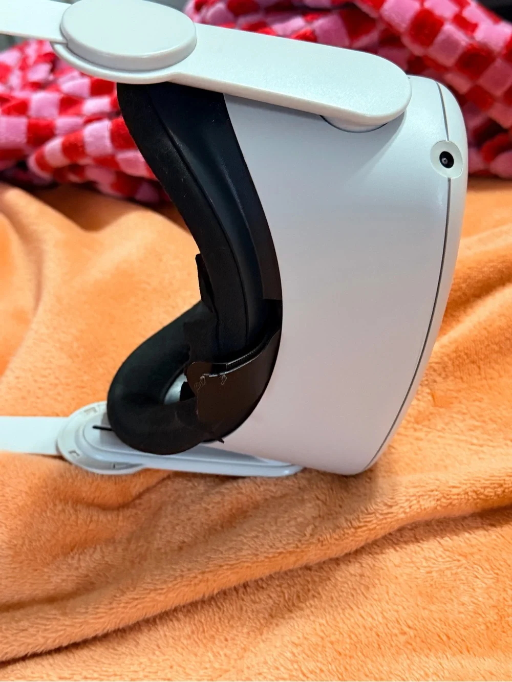 Quest 2 White VR Headset with White Controllers